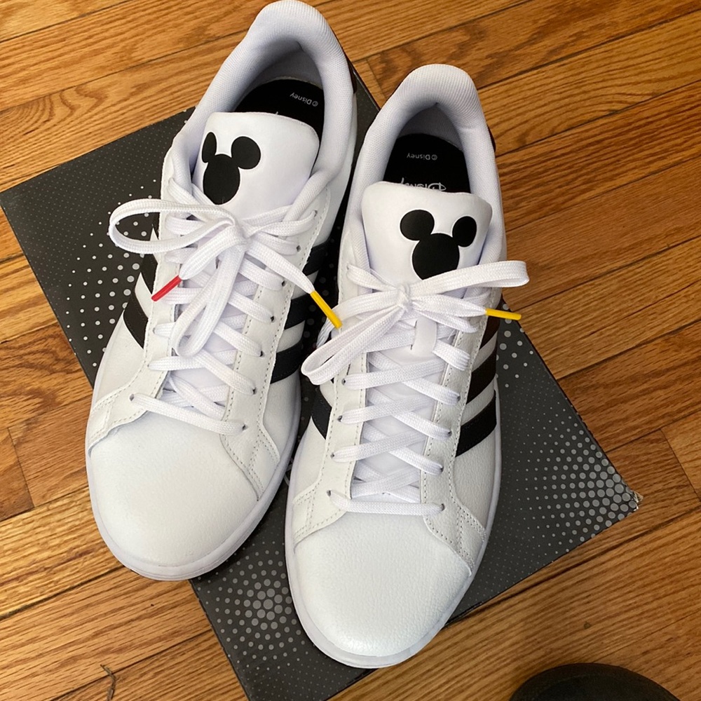 Men’s Disney Mickey Mouse Adidas Grand Court Sneakers - NIB - Size 9 1/2